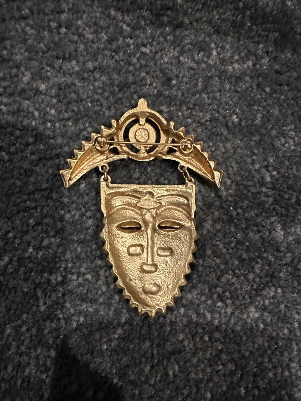 Avon Vintage Mask Pin Brooch Tribal Aztec Dangle Antiqued Brushed Gold 80s